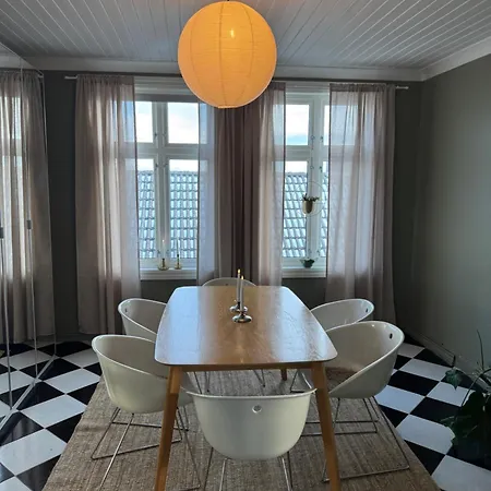 Appartement I Villa, 3 Soverom Med Parkering-naer Sentrum - Open For Ons 2026